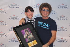 v.l.n.r.: Barbara Averbeck, Geschäftsführerin Bucardo GmbH / Atze Schröder (Bild: Arena)